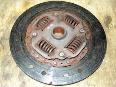 Пример за феродов диск, който е износен до момента, в който почти не е останал никакъв фрикционен материал.